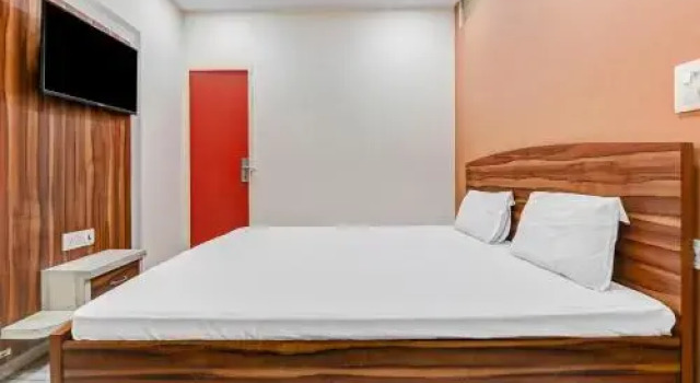 Spot On 61994 Hotel Red Apple Spot, Забронировать Отель Рохтак штат Харьяна