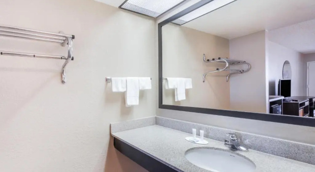 Четырёхместный номер Standard Super 8 by Wyndham Pigeon Forge-Emert St