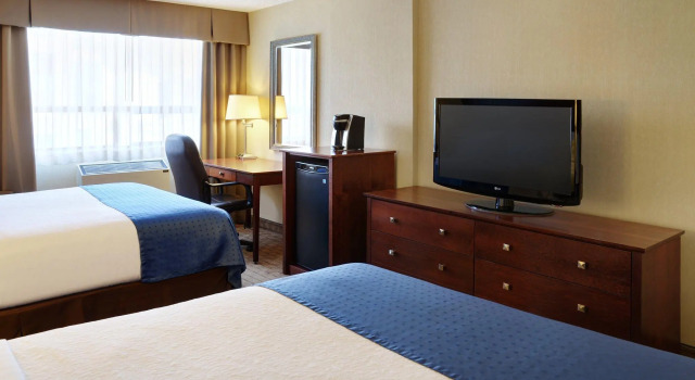 Четырёхместный номер Standard Holiday Inn & Suites Winnipeg Downtown by IHG