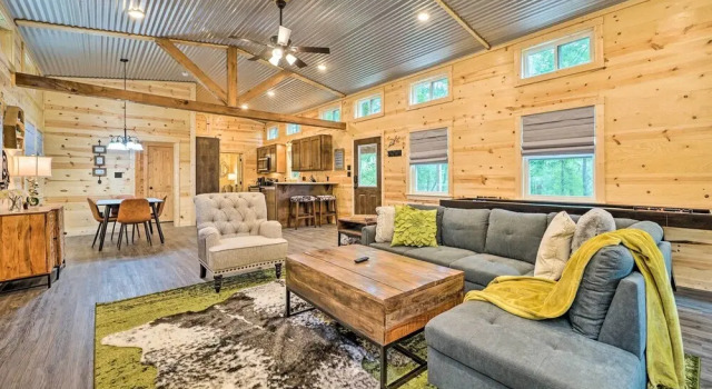 Коттедж Stylish Cabin by Beavers Bend: Hot Tub & Fire Pit