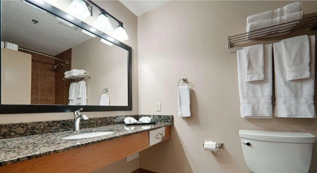 Номер Standard с видом на озеро Best Western Plus Chateau Inn Sylvan Lake