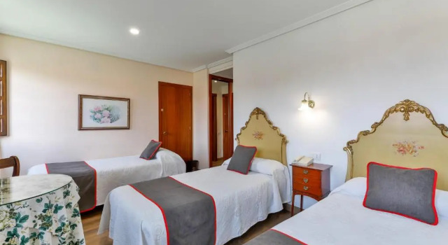 Трёхместный номер Standard Hotel Santillana