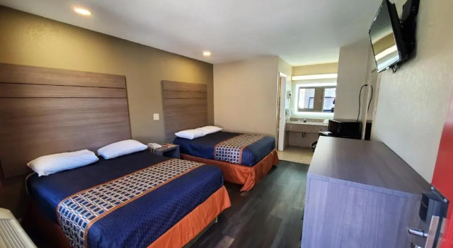 Четырёхместный номер Standard River Inn Motel