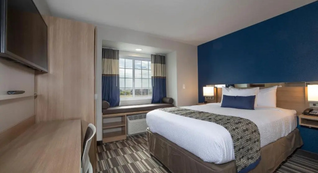 Двухместный номер Mobility Accessible Microtel Inn & Suites by Wyndham Loveland