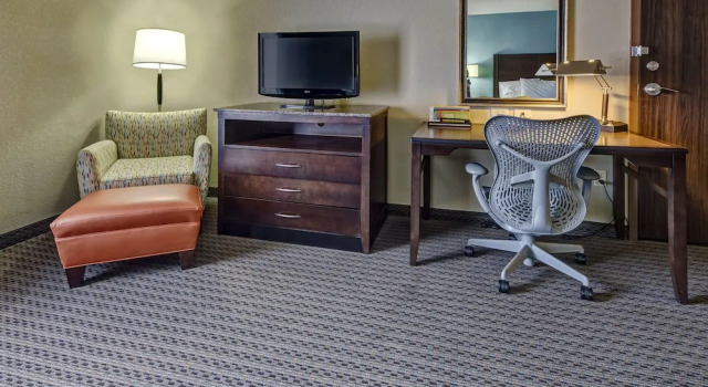 Номер Mobility Accessible with Roll-in Shower Hilton Garden Inn Midtown Tulsa