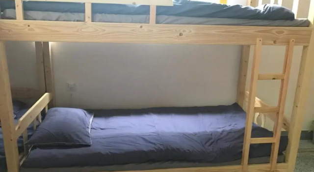 Кровать в общем номере No. 6 Cuobian Hostel