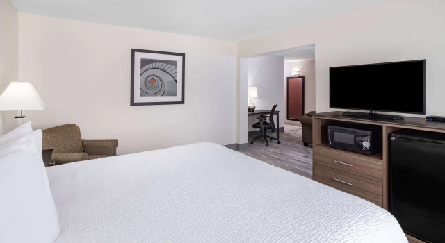 Ramada by Wyndham Hendersonville