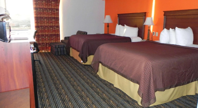 Четырёхместный номер Standard Howard Johnson by Wyndham Lexington