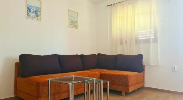 Holiday House Lili, Rezerwuj Hotel Hotele w Mulo z parkingiem, Parking