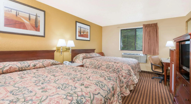 Четырёхместный номер Standard Super 8 by Wyndham La Vale/Cumberland Area