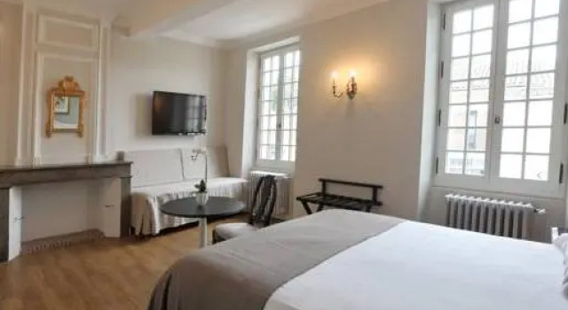 Кровать в общем номере Hotel Du Midi