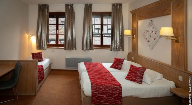Трёхместный номер Comfort c 1 комнатой Logis Hôtel De La Cloche