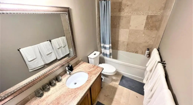 Cozy Single House w/ huge back yard - 4B2.5B, Rezerwuj Hotel Hotele w Calgary Region z parkingiem, Parking