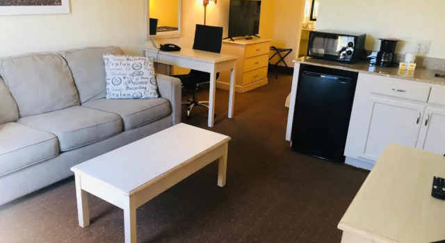 Двухместный люкс Deluxe Days Inn & Suites by Wyndham Navarre - near Beaches Hurlburt