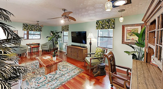 New Listing! Canal-side Gem W/ Huge Yard & Hot Tub 2 Bedroom Home, Boek Vakantiehuis Oldsmar Pinellas County