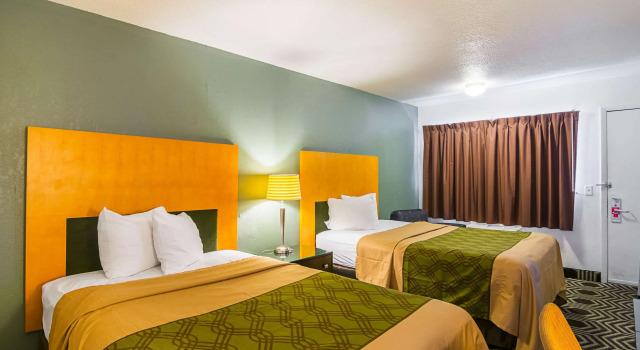Четырёхместный номер Standard Econo Lodge South Holland
