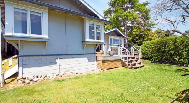 Bayview Bungalow - Nelson Holiday Home, Забронировать Отель Тахунануи Нельсон, рядом с Пляж-заповедник Тахунануи
