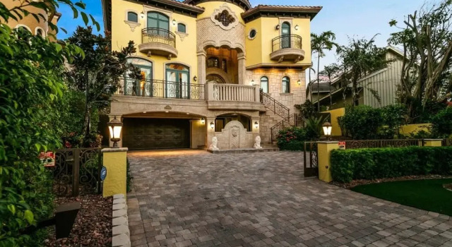 Luxurious 3-story Estate With Gym Pool Slide Private Beach and Lighthouse Views, Varaa Lomakoti Huvilat kohteessa Florida, Villa