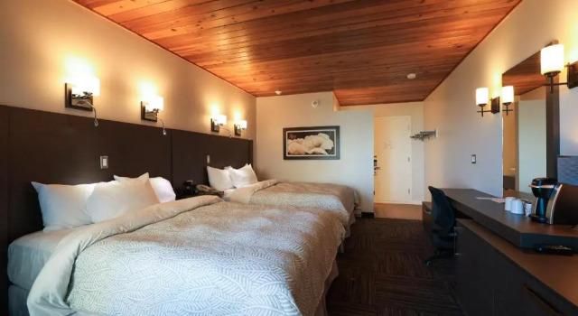 Четырёхместный номер Standard с балконом и с видом на реку Auberge de la Pointe