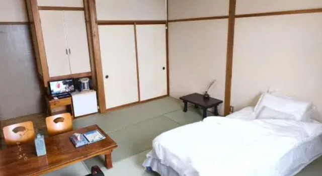 Кровать в общем номере с видом на море Aoyagi Hotel