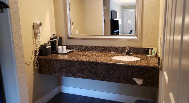 Четырёхместный номер Standard Fairview Inn & Suites