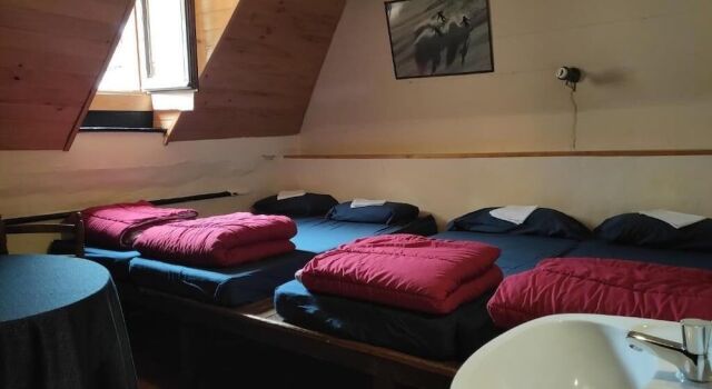 Hostel Baqueira - Refugi Rosta - PyrenMuseu, Prenota Ostello Ostelli a Naut Aran, Ostello