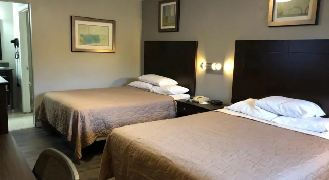 Четырёхместный номер Standard Deerfield Inn and Suites - Fairview
