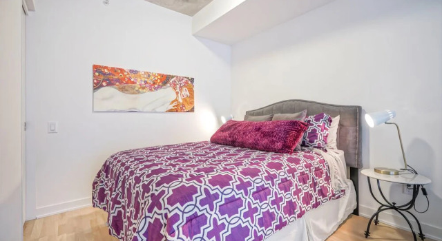 Spectular 1BR Condo in Hot King West, Varaa Hotelli Toronto 