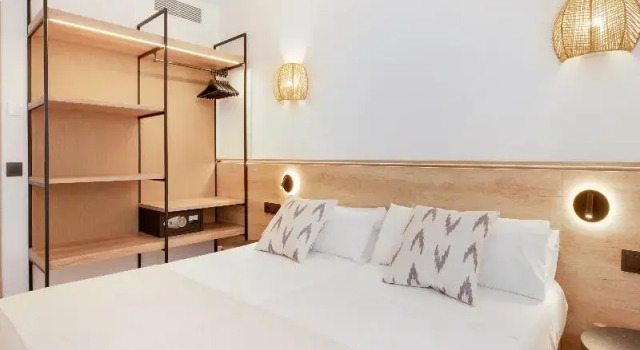 Кровать в общем номере с балконом Aquasol Aparthotel