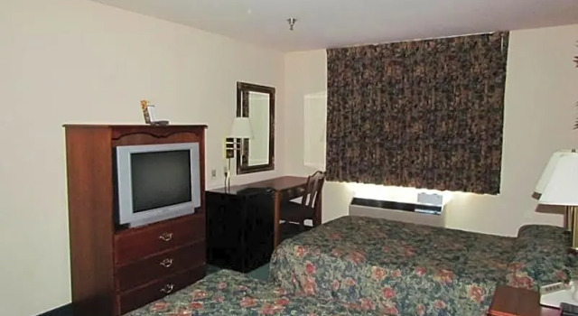 Четырёхместный номер Standard Western Inn & Suites Hampton
