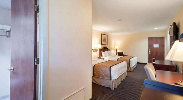 Четырёхместный номер Standard Rodeway Inn & Suites Charles Town