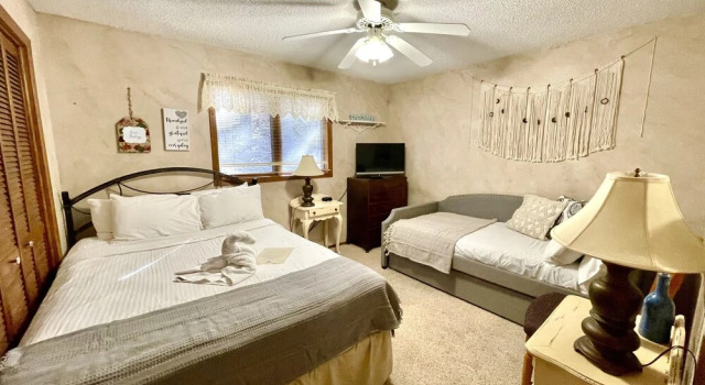 Forest view, log-sided two bedroom, two bath condo on Lake Ouachita. 2 Condo by RedAwning, Varaa Huoneisto Mount Ida 