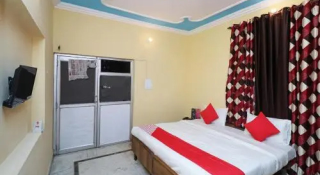 OYO 19698 Kanchan Hotel, Забронировать Отель Отели Гомти Нагара 3 звезды, 3*