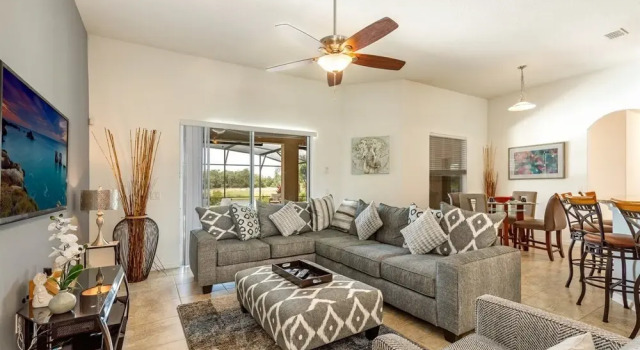 Fabulous 5 bed Villa With South West Facing Pool and spa Overlooking Water and Conservation - 494, Buchen Sie Resort SPA-Hotels in Poinciana, SPA