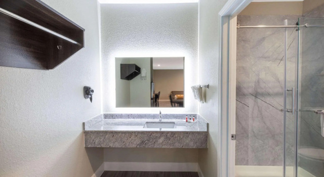 Четырёхместный люкс Days Inn & Suites by Wyndham La Porte