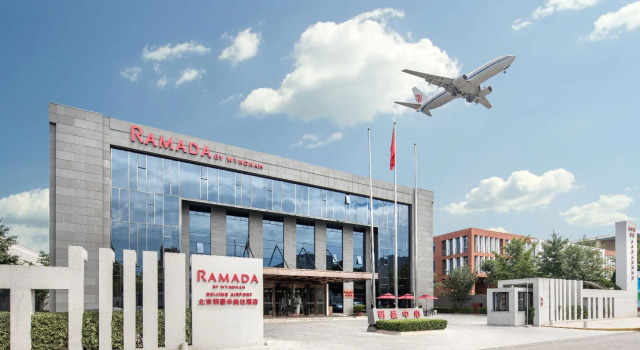 Двухместный люкс Deluxe Ramada by Wyndham Beijing Airport