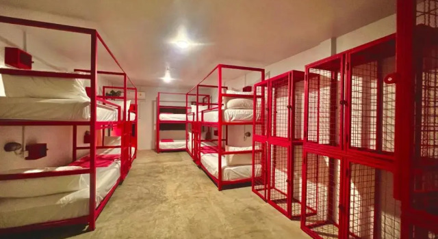 Кровать в общем номере Slumber Party Krabi
