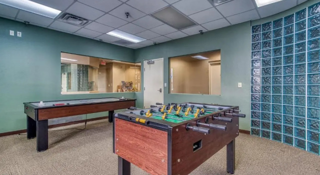 Gorgeous 2BD 2BTH Condo with Mountain Views Pool Hot Tub Game Room Close to Parkway