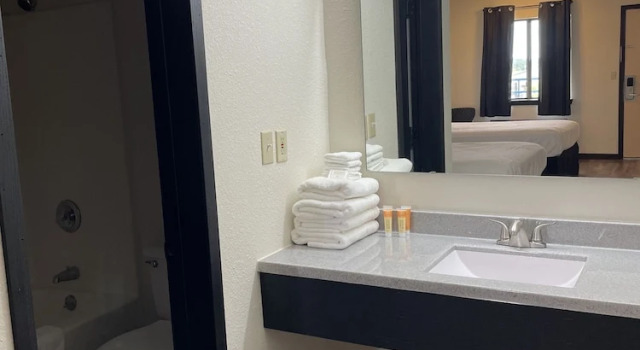 Семейный люкс с 3 комнатами Cactus Inn and Suites