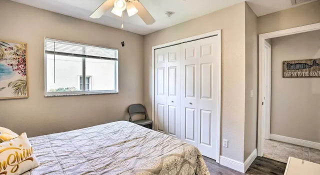 Colorful Cape Coral Vacation Rental w/ Pool!, Забронировать Дом для отпуска Виллы Кейп-Корал, Вилла