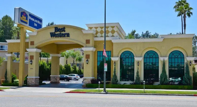 Кровать в общем номере Best Western Woodland Hills