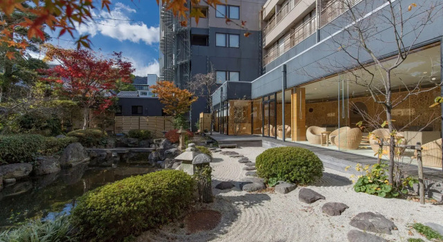 Кровать в общем номере Hana Beppu