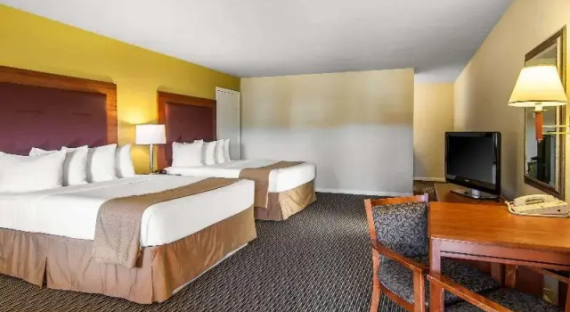 Четырёхместный номер Standard с балконом Quality Inn & Suites at Coos Bay