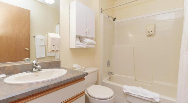 Трёхместный люкс c 1 комнатой The Cedarwood Inn & Suites