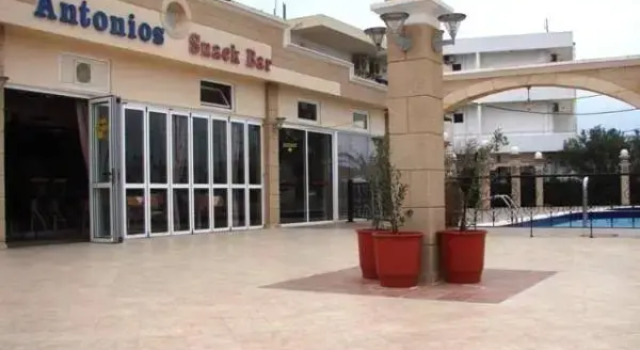 Кровать в общем номере Antonios Hotel