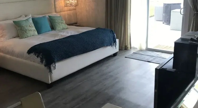 Номер Luxury The Salty Mermaid Oceanfront Hotel
