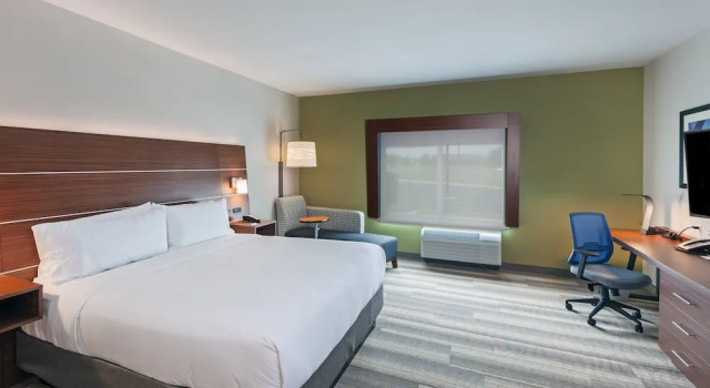 Двухместный люкс Holiday Inn Express & Suites Tulsa South - Woodland Hills by IHG