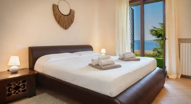 Villa Sybille - 8 Sleeps Pool and Lake View in Torri del Benaco, Prenota Villa Hotel a Veneto con piscina, Piscina