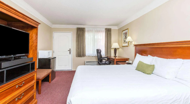 Двухместный номер Deluxe Days Inn by Wyndham Near City Of Hope
