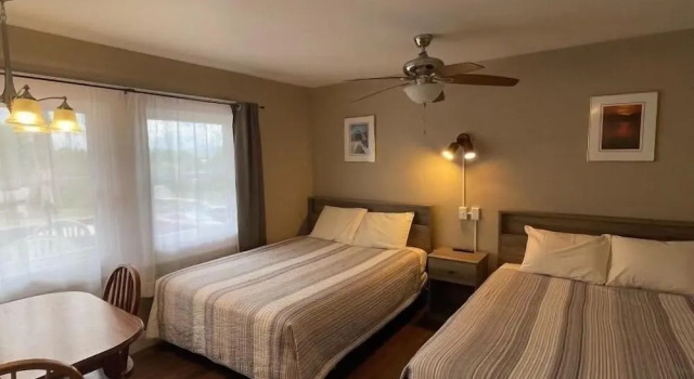 Четырёхместный номер Standard с балконом Hill View Motel and Cottages